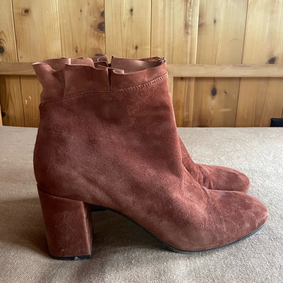 Coclico Brown Rust Colored Suede Ruffle Ankle Booties - Picture 1 of 6